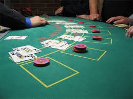 Tampilan Live Sic Bo di h5.d06 dengan dealer dan tiga dadu